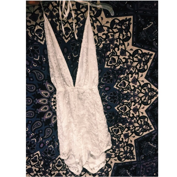 Beautiful white lace romper - Picture 2 of 4